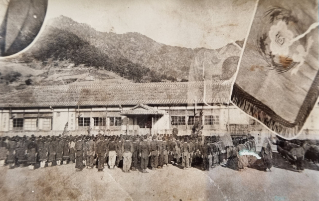 일제 강점기 시절 문경초등학교 학생들이 운동장에 집합해 있는 장면. 문경초교 제공
