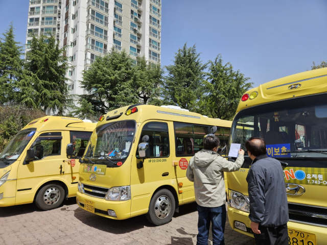 대구동부교육지원청 합동점검반이 지난 12일 어린이통학버스 안전점검을 실시하고 있다. 대구시교육청 제공