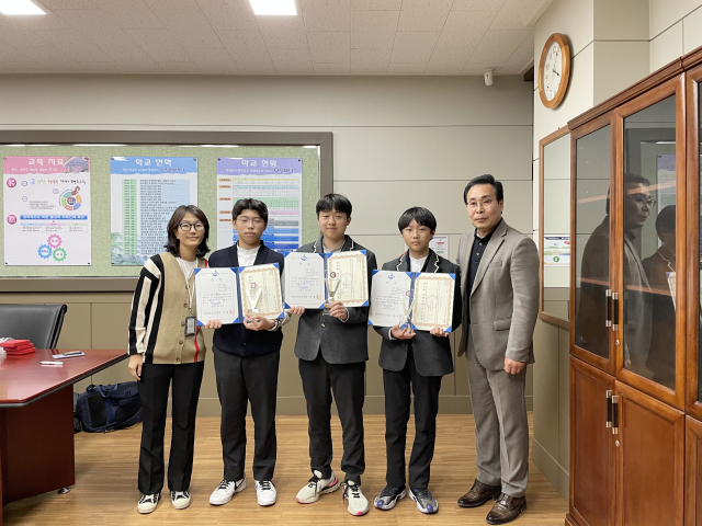 (왼쪽부터) 임현미 오성중 교사, 박준서, 최재원, 배경우 오성중 2학년 학생, 변석휘 오성중 교감. 대구 오성중 제공