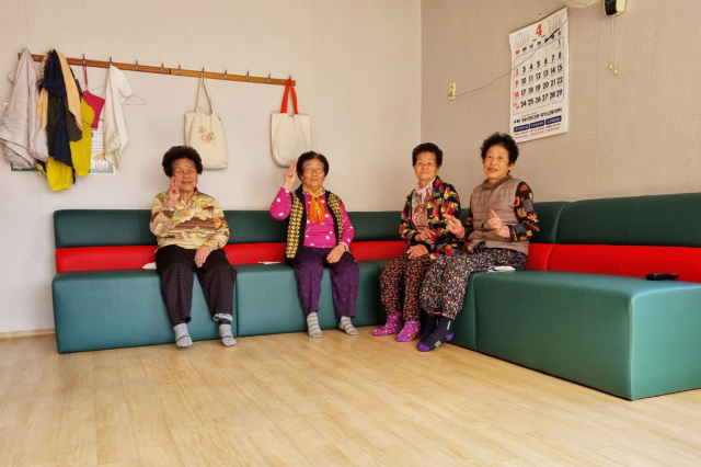 경북 청송지역 일부 경로당에 설치된 맞춤형 소파에 어르신들이 휴식을 취하고 있는 모습. 청송군 제공