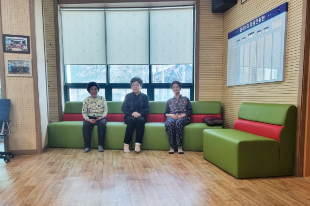 경북 청송지역 일부 경로당에 설치된 맞춤형 소파에 어르신들이 휴식을 취하고 있는 모습. 청송군 제공