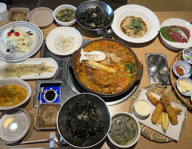 자박갈비의 대표 메뉴인 산삼자박갈비전골과 한우육회, 새우튀김, 들기름파스타, 초대리밥으로 이루어진 대박세트의 상차림. 김세연 기자