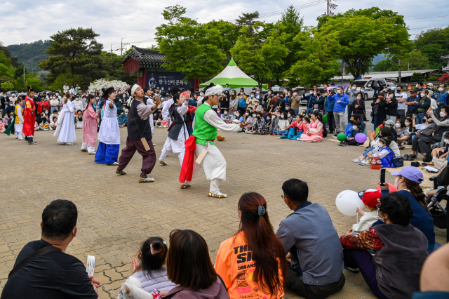 코로나 이전 열린 한국선비축제장을 찾은 방문객들이 공연을 관람하고 있다. 영주시 제공