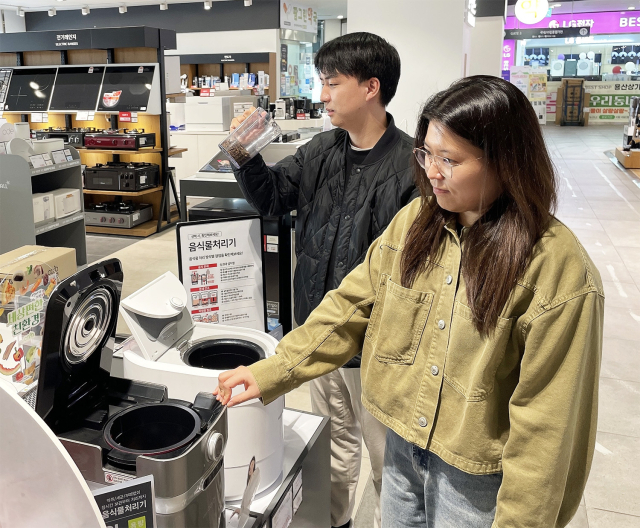 전자랜드가 지난달 가전 판매량을 조사한 결과 음식물처리기 판매량이 지난해 같은 기간보다 4배가량 급증했다. 전자랜드 제공
