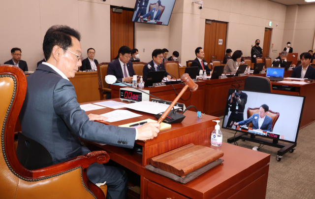 김도읍 법사위원장이 13일 국회에서 열린 법사위 전체회의를 주재하고 있다. 이날 회의에서는 대구경북통합신공항 건설을 위한 특별법안과 광주 군 공항 이전 및 종전부지 개발 등에 관한 특별법안을 다루었다. 연합뉴스