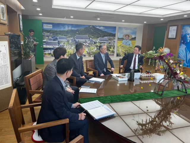 안종주 안전보건공단 이사장이 13일 경상북도청을 방문해 누구나 안전하게 일 할 수 있는 경상북도를 만들기 위한 방안을 논의하는 등 현장경영을 실시했다. 안전보건공단 제공