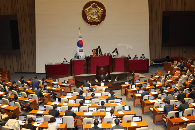 윤석열 대통령이 재의요구권(거부권)을 행사한 양곡관리법 개정안이 13일 다시 국회 본회의 표결에 부쳐졌으나 결국 부결되고 있다. 연합뉴스