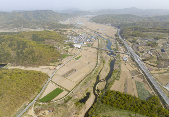 13일 경북 의성군 비안면 상공에서 바라본 대구경북통합신공항 부지 모습. 김영진 기자 kyjmaeil@imaeil.com