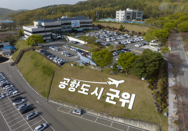 대구경북신공항 건설을 위한 특별법이 국회 본회의를 통과한 13일 경북 군위군청에 