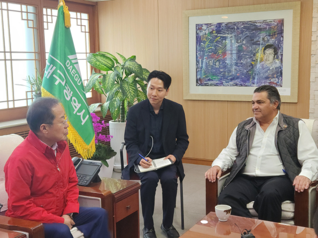 13일 대구시청에서 홍준표 대구시장과 아미디 PNP 화장이 대구의 미래에 대해 이야기를 나누고 있다. 이통원 기자. tong@imaeil.com