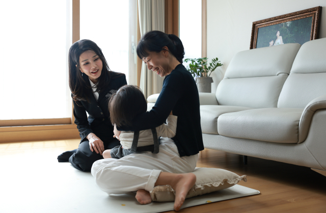 김건희 여사가 지난해 4월 13일 서울 여의도 63컨벤션센터에서 열린 국가보훈처의 전몰·순직군경 자녀 지원 프로그램인 