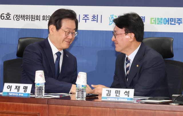 더불어민주당 이재명 대표와 김민석 정책위의장이 13일 국회 의원회관에서 열린