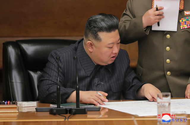 김정은 북한 국무위원장이 할아버지인 김일성 주석의 생일(태양절) 그의 시신이 안치된 금수산태양궁전을 참배하지 않았다는 추측이 제기됐다. 김 위원장이 노동당 중앙군사위원회 확대회의를 주재하는 모습. 연합뉴스