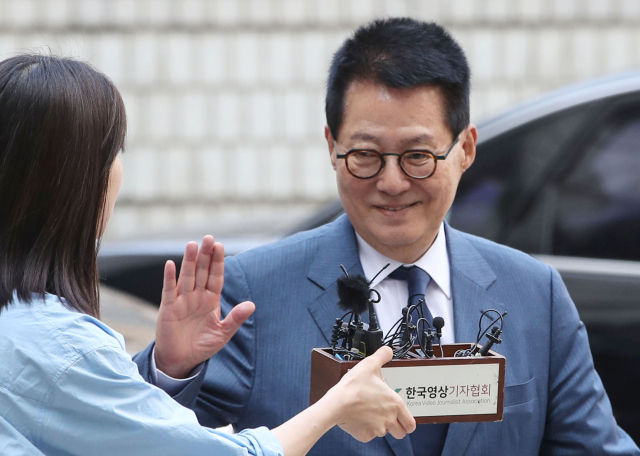 서해 공무원 피격 사건을 은폐하려 한 혐의로 기소된 박지원 전 국가정보원장이 31일 오전 서초구 서울중앙지방법원에서 열린 속행 공판에 출석하고 있다. 연합뉴스