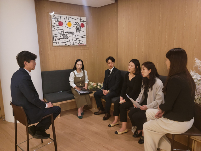바른부모회 회장단(조승현, 구희정, 박채희, 김현희, 김정희)과 국회 교육위원회 소속 조경태(국민의힘) 의원은 지난 8일 대구 북구에 있는 한 카페에서 학교폭력 예방과 개선을 위한 간담회를 열었다. 바른부모회 제공