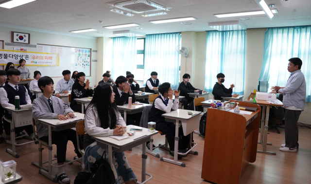 국립낙동강생물자원관은 지난 13일 상주 함창고등학교 학생들에게 