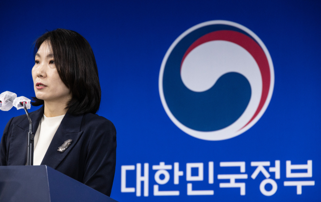 이효정 통일부 부대변인이 14일 오전 서울 종로구 정부서울청사에서 열린 정례브리핑에서 취재진 질문에 답하고 있다. 연합뉴스