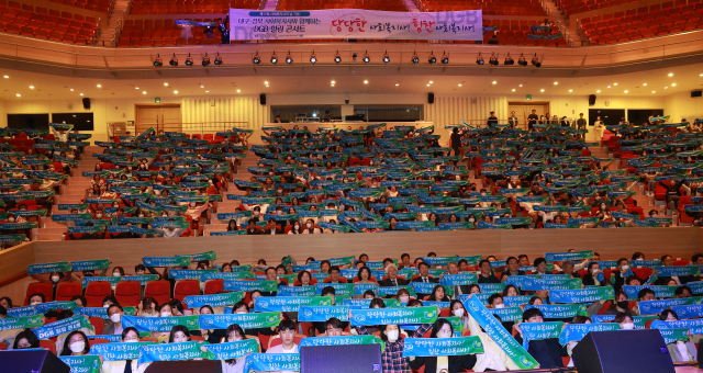 경북도사회복지사협회(회장 강창교)와 대구시사회복지사협회(회장 박보리)는 DGB 금융그룹, DGB 사회공헌재단의 후원을 받아 지난 13일 영남대 천마아트센터에서