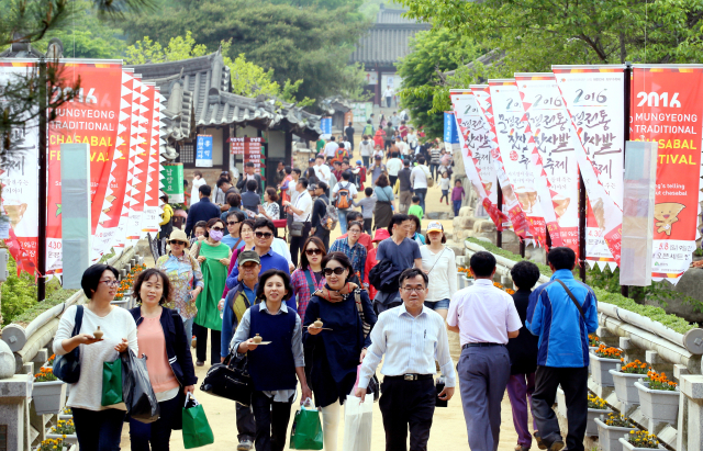 지난 문경찻사발축제가 열린 문경새재오픈세트장에서 방문객들이 구입한 도자기를 들고 이동하고 있다. 문경시 제공