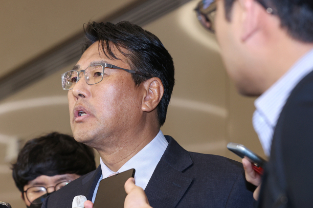 미국 워싱턴 방문을 마친 김태효 국가안보실 1차장이 15일 오후 인천국제공항 제2여객터미널을 통해 입국한 뒤 취재진을 만나 질문에 답하고 있다. 연합뉴스
