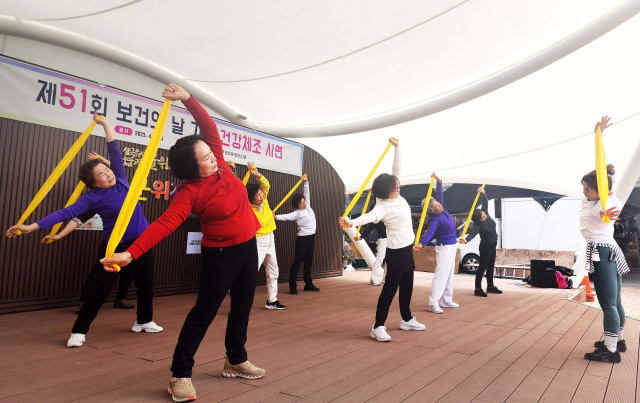 경북 군위군은 건강주간을 맞아 군위전통시장 공연장에서 건강체조를 시연하고 있다. 군위군 제공