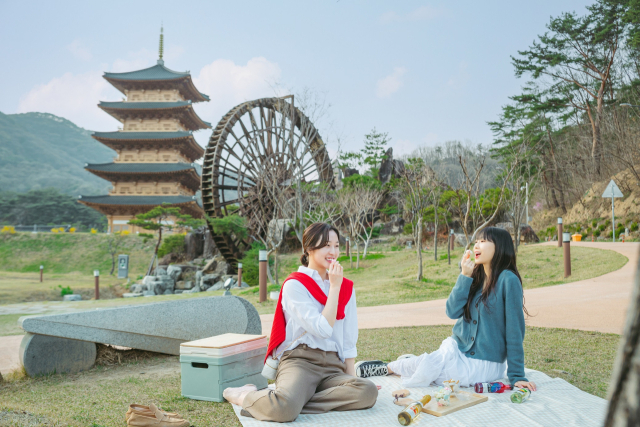 경북 김천시가 이달 14일부터 다음 달 28일까지 주말 봄나들이 관광객들에게 피크닉 세트를 무료로 대여한다. 김천시 제공