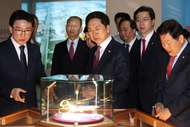 국민의힘 김기현 대표가 14일 서울 마포구 박정희대통령기념관을 방문해 전시물을 관람하고 있다. 연합뉴스