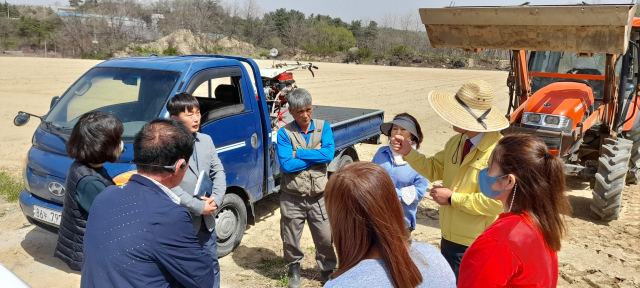 상반기 농가에 투입된 외국인 계절근로자들이 영주시 관계자들로부터 설명을 듣고 있다. 영주시 제공
