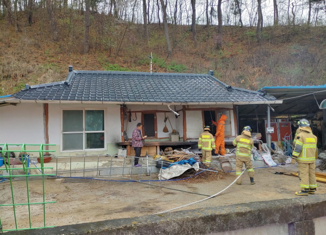 주택용 소화기 사용으로 소방관들이 도착하기 전 주택화재를 초기 진화 했다. 봉화소방서 제공