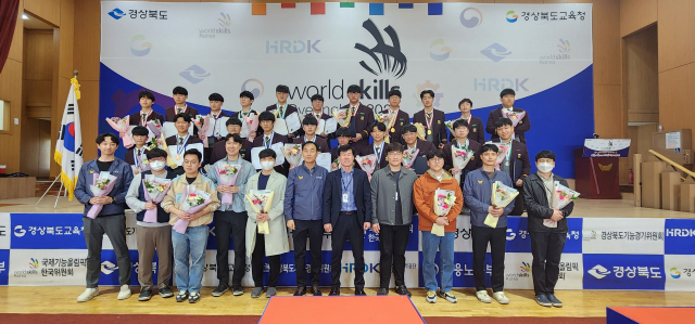 김재천 구미 금오공업고등학교 교장과 학생, 교사들이 최근 개최된 