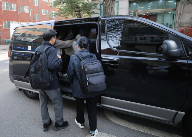 12일 인천시 남동구 더불어민주당 윤관석 의원 지역사무소에서 압수수색을 진행한 검찰 관계자 중 일부가 현장을 떠나고 있다. 검찰은 이날 윤 의원의 불법 정치자금 수수 의혹과 관련해 이곳 사무실에 대한 압수수색을 진행했다. 연합뉴스