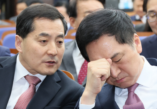 김기현 국민의힘 대표가 지난 13일 국회에서 열린 의원총회에서 박대출 정책위의장과 대화하고 있다. 연합뉴스