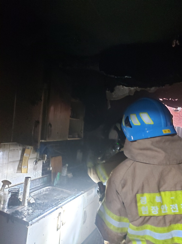 16일 오후 포항시 북구 죽도동 한 원룸에서 발생한 화재를 소방대원들이 진화하고 있다. 포항북부소방서 제공.