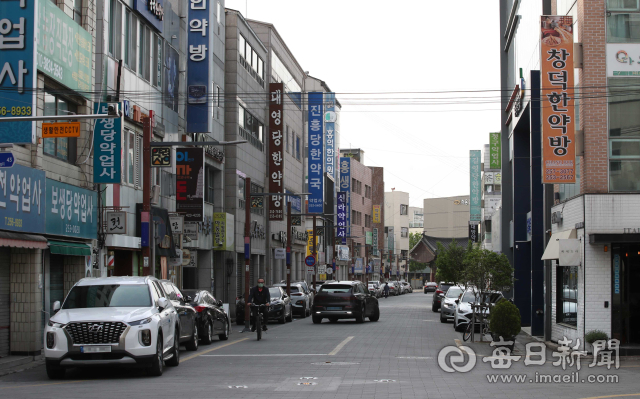 대구 약령시가 점포 감소와 상인 평균 연령 상승 등으로 인해 쇠락의 길을 걷고 있다. 16일 오후 중구 약령시 골목이 한산한 모습을 보이고 있다. 김영진 기자 kyjmaeil@imaeil.com