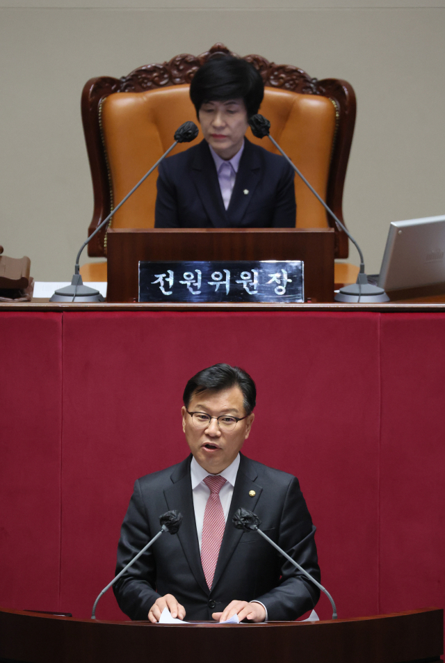 국민의힘 이양수 의원이 지난 11일 오후 국회 본회의장에서 열린 2차 국회의원 선거제도 개선에 관한 결의안 심사를 위한 전원위원회에서 질의 ·토론하고 있다. 연합뉴스