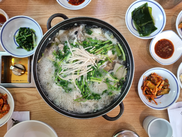 포항아구탕 식당의 아구탕이 맛있게 끓으며 입맛을 돋우고 있다. 배형욱 기자