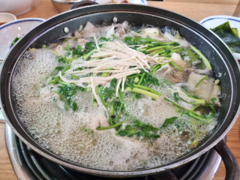 포항아구탕 식당의 아구탕이 맛있게 끓으며 입맛을 돋우고 있다. 배형욱 기자