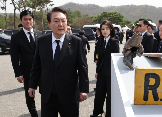 윤석열 대통령은 14일 미국 국빈 방문을 앞두고 의전비서관에 김승희 의전비서관 직무대리를 정식 임명했다. 사진은 지난 달 24일 대전 유성구 국립대전현충원에서 열린 제8회 서해수호의 날 기념식이 끝난 뒤 전시된 연평도 포격도발 당시 북한의 방사포탄을 살펴보는 윤석열 대통령과 김건희 여사를 보좌하는 김 비서관(왼쪽). 연합뉴스