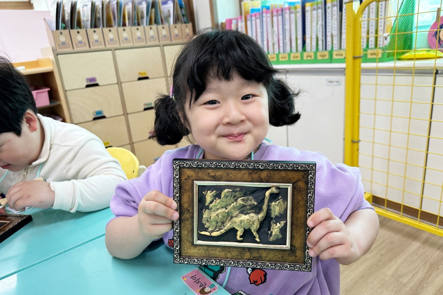 청송 유네스코 세계지질공원 프로그램에 참여한 한 아이가 자신이 만든 작품을 선보이고 있는 모습. 청송군 제공