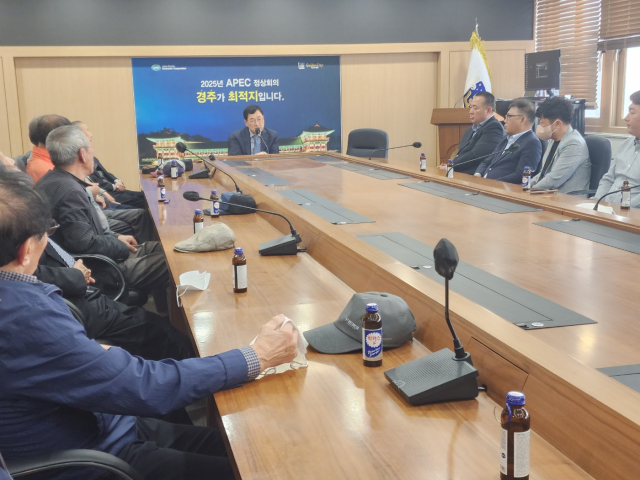 경주 안강읍 두류리 폐기물 매립시설 허가를 찬성하는 안강읍 주민들이 주낙영 경주시장과 면담을 하고 있다. 독자 제공