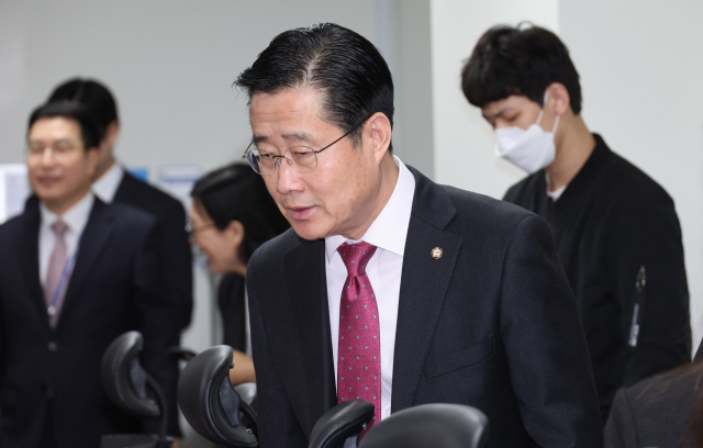 이태규 국회 교육위 국민의힘 간사가 17일 오전 서울 여의도 국회 의원회관에서 열린 교육위 당정협의회에 참석하고 있다. 연합뉴스