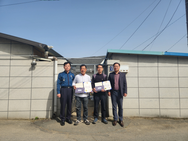 대구 동부경찰서는 지난 13일 수색에 큰 도움을 준 박덕규(71) 씨와 천윤식(65) 씨에게 감사장을 수여헀다. 동부경찰서 제공.