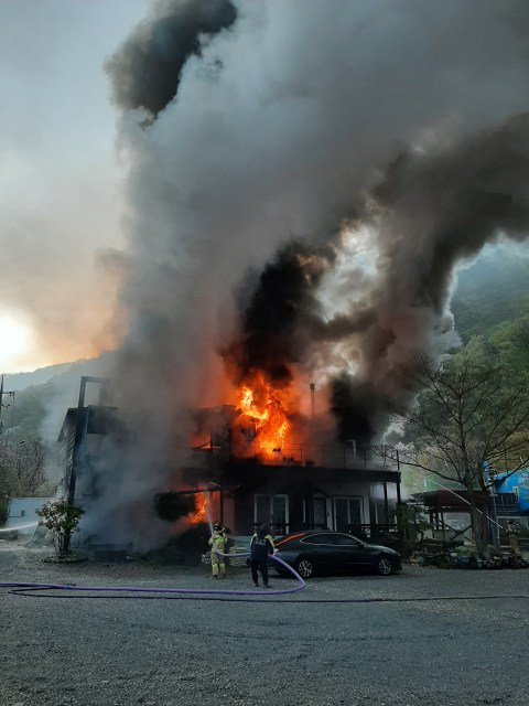 17일 오전 포항시 북구 죽장면 한 펜션에서 발생한 화재를 소방대원들이 진화하고 있다. 포항북부소방서 제공.
