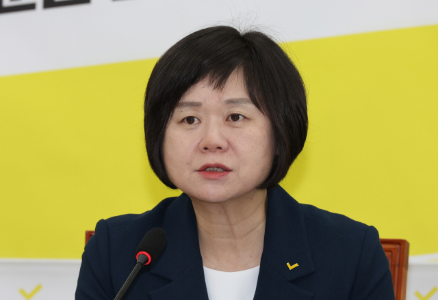 정의당 이정미 대표가 17일 오전 서울 여의도 국회에서 열린 상무집행위원회 에서 발언하고 있다. 연합뉴스