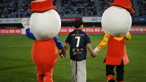 축구선수의 꿈을 키우고 있는 한 그룹홈 아동은 이날 시축 주자로 굿피플