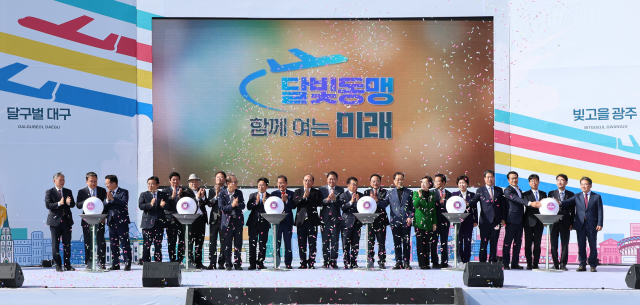 대구경북신공항 특별법·광주 군공항 이전 특별법 동시 통과 기념행사가 지난 4월 광주대구고속도로 지리산휴게소에서 열렸다. 홍준표 대구시장, 강기정 광주시장 등 내빈들이 신공항과 달빛고속철도 특별법, 2038 하계 아시안게임 유치 등을 염원하는 희망 퍼포먼스를 하고 있다. 매일신문 DB
