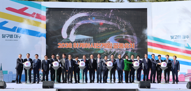 대구경북신공항 특별법·광주 군공항 이전 특별법 동시 통과 기념행사가 17일 광주대구고속도로 지리산휴게소에서 열렸다. 홍준표 대구시장, 강기정 광주시장 등 내빈들이 신공항과 달빛고속철도 특별법, 2038 하계 아시안게임 유치 등을 염원하는 희망 퍼포먼스를 하고 있다. 김영진 기자 kyjmaeil@imaeil.com