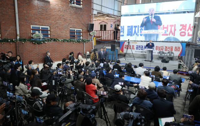 전광훈 사랑제일교회 목사가 17일 서울 성북구 사랑제일교회에서 기자회견을 하고 있다. 연합뉴스