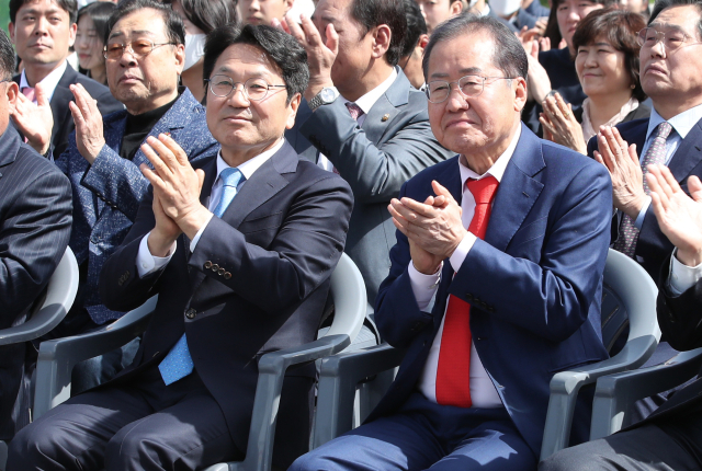지난 5월 광주대구고속도로 지리산휴게소에서 열린열린 대구경북신공항 특별법·광주 군공항 이전 특별법 동시 통과 기념행사에서 홍준표 대구시장과 강기정 광주시장이 박수를 치고 있다. 매일신문 DB.