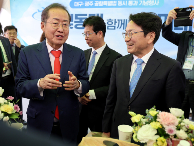 대구경북신공항 특별법·광주 군공항 이전 동시 통과 기념행사가 지난 4월 17일 광주대구고속도로 지리산휴게소에서 열린 가운데 홍준표 대구시장과 강기정 광주시장이 이야기를 나누고 있다. 매일신문DB